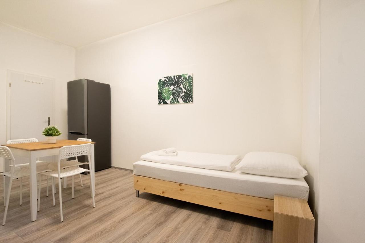 Raj Living - 1 Or 3 - 20 Min Messe Dus And Old Town Dus Appartement