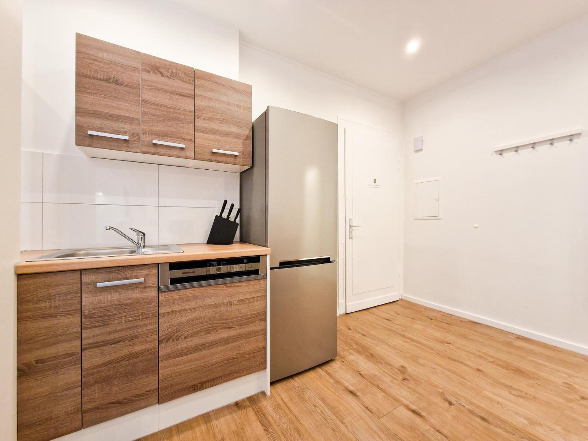 Raj Living - 1 Or 3 - 20 Min Messe Dus And Old Town Dus Appartement